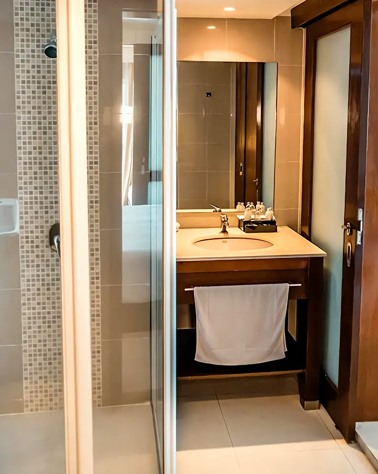 Clean and spacious bathroom, Avillion Admiral Cove Hotel