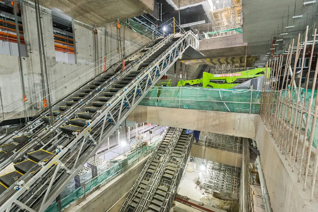 Pandangan Stesen MRT Ampang Park menunjukkan kerja-kerja pemasangan eskalator diteruskan