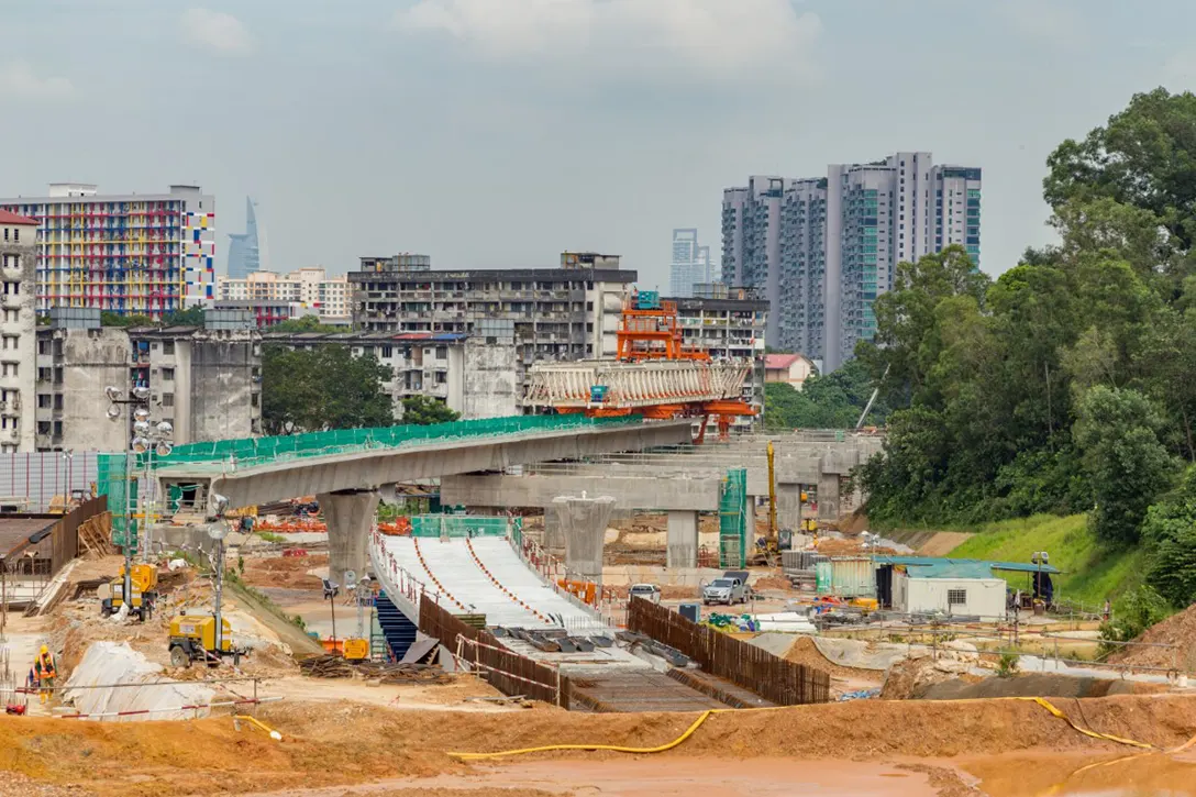 Launching of segmental box girder and piled slab in progress at the Taman Naga Emas MRT Station site.