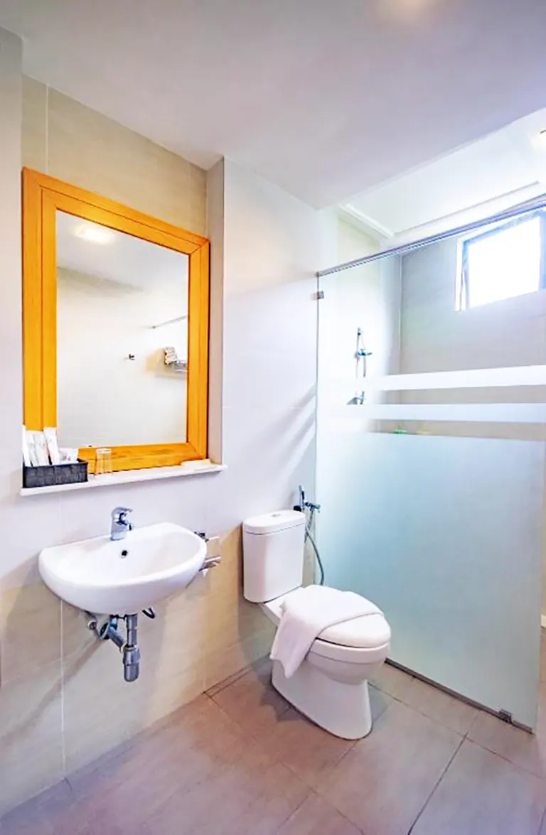 Clean and spacious bathroom, Nova Highlands Hotel