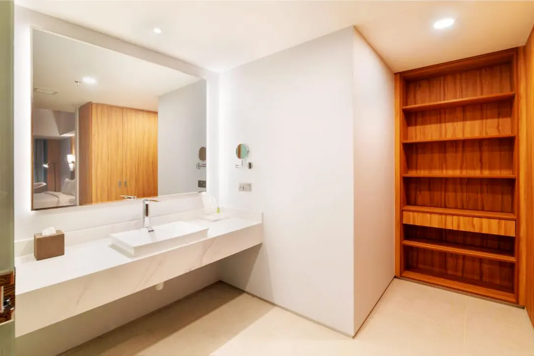 Clean and spacious bathroom, Zenith Cameron