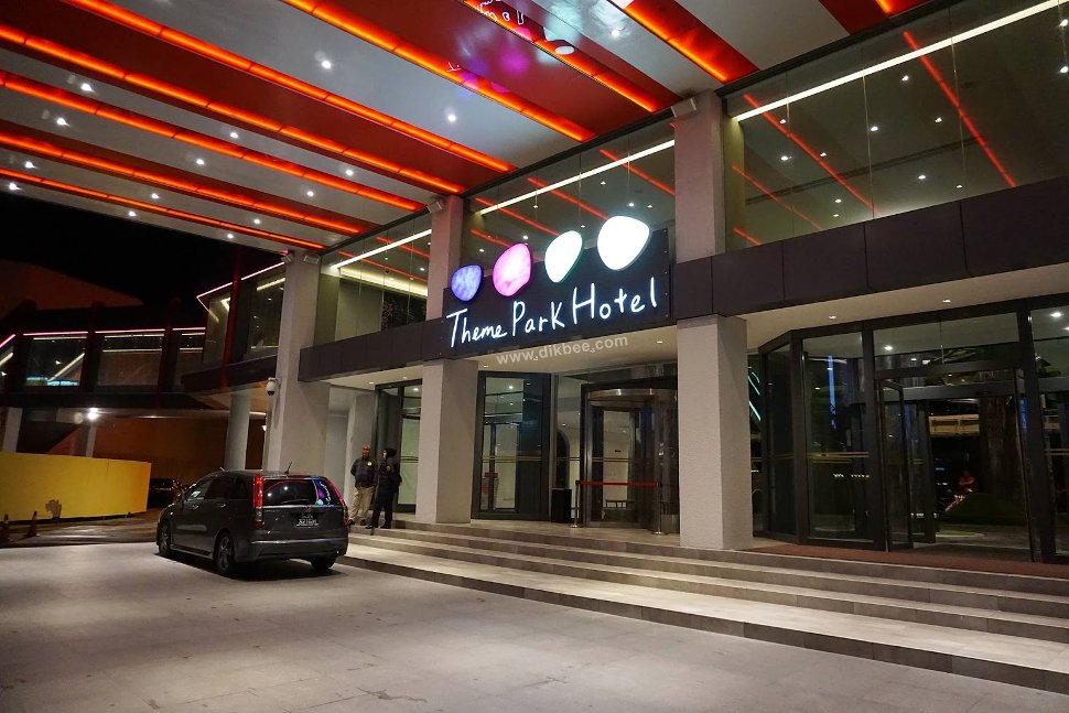 Entrance to the hotel