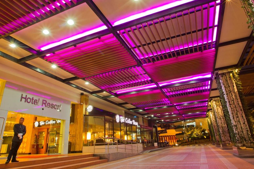 Entrance to the hotel