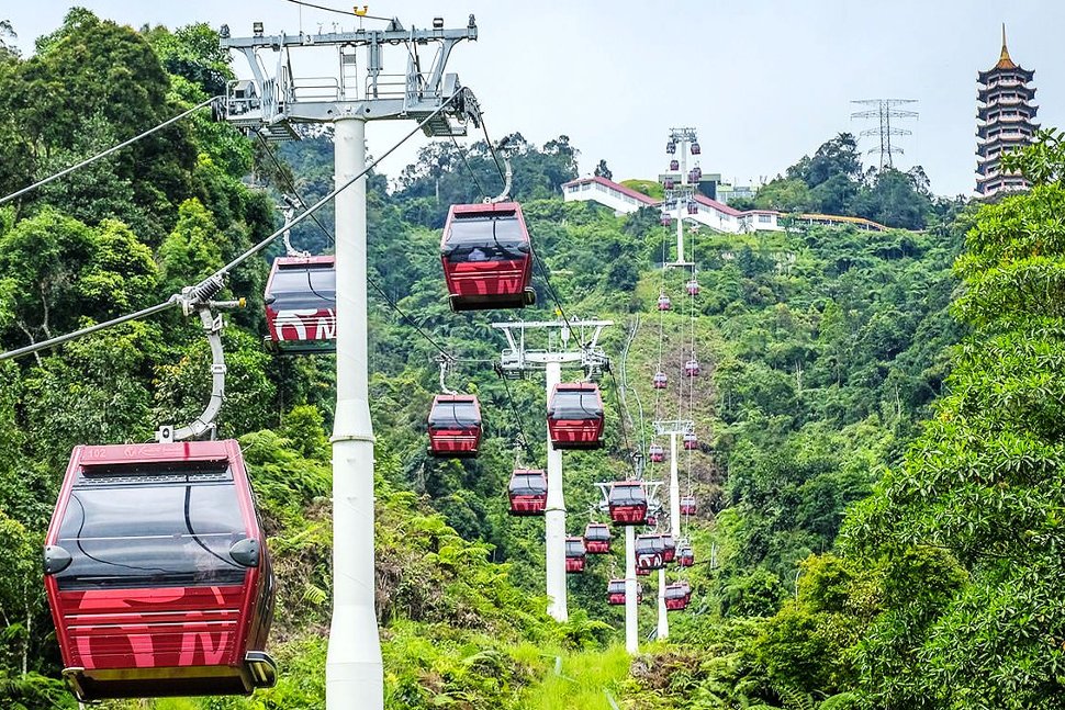 Fly up in just 10 minutes from the Awana Station at mid-hill to the SkyAvenue Station at the peak.