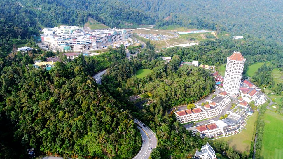 The Gohtong Jaya town on the left and the Awana Golf Resort on the right