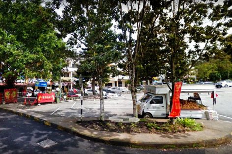 Fruit truck near Gohtong Jaya