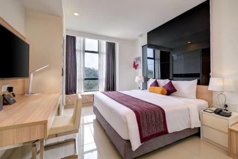 Room features 1 queen bed
