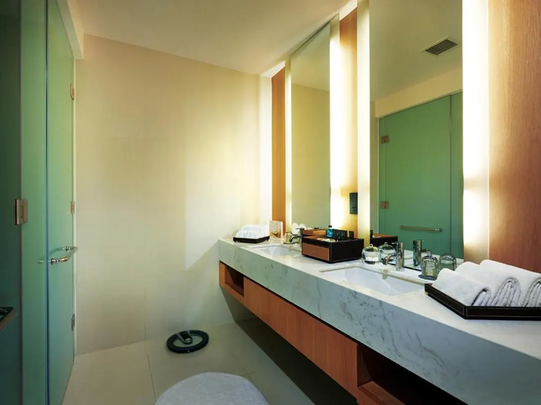 Clean and spacious bathroom