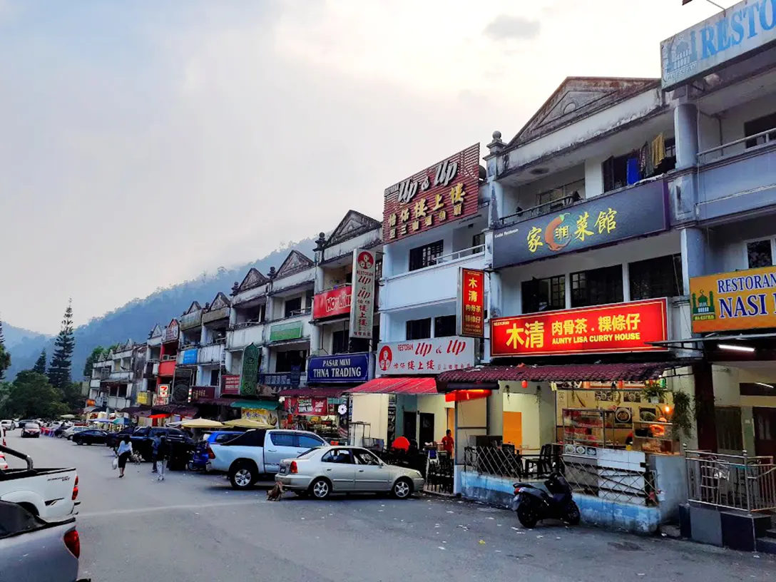 Shops and restaurants near the Hotel