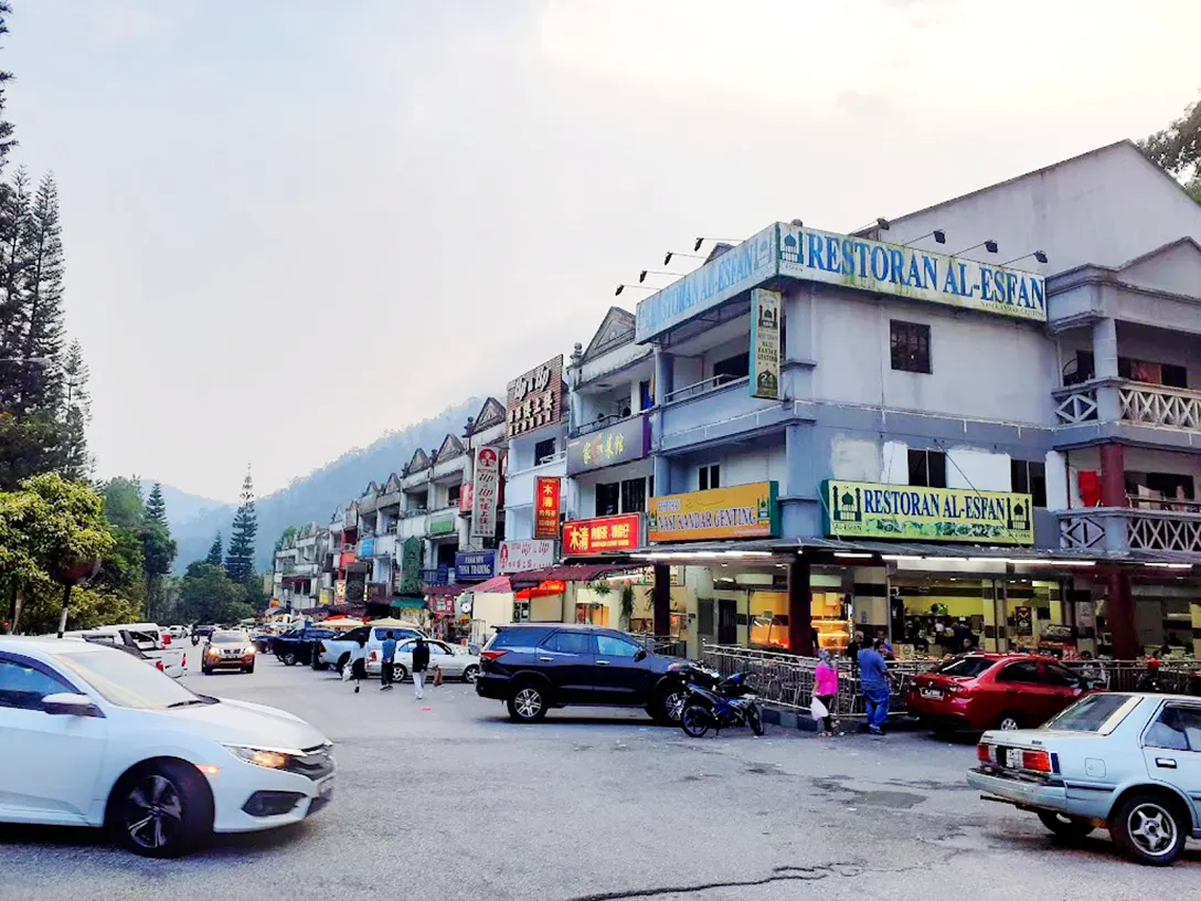 Shops and restaurants near the Hotel