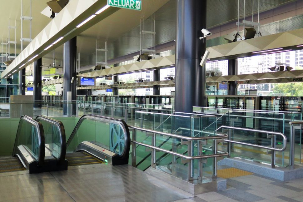 Escalators and stair access to the concourse level