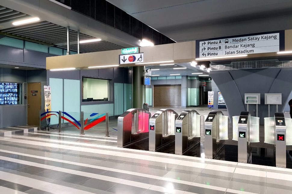 Fare gates and control room on concourse level