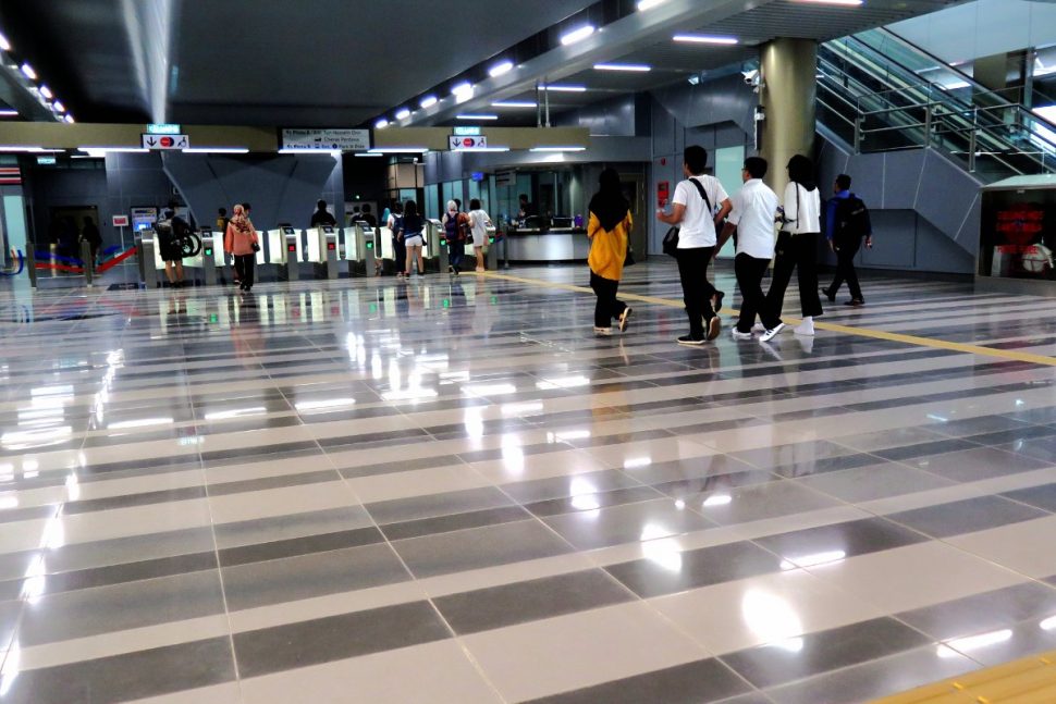 Concourse level of Bandar Tun Hussein Onn station