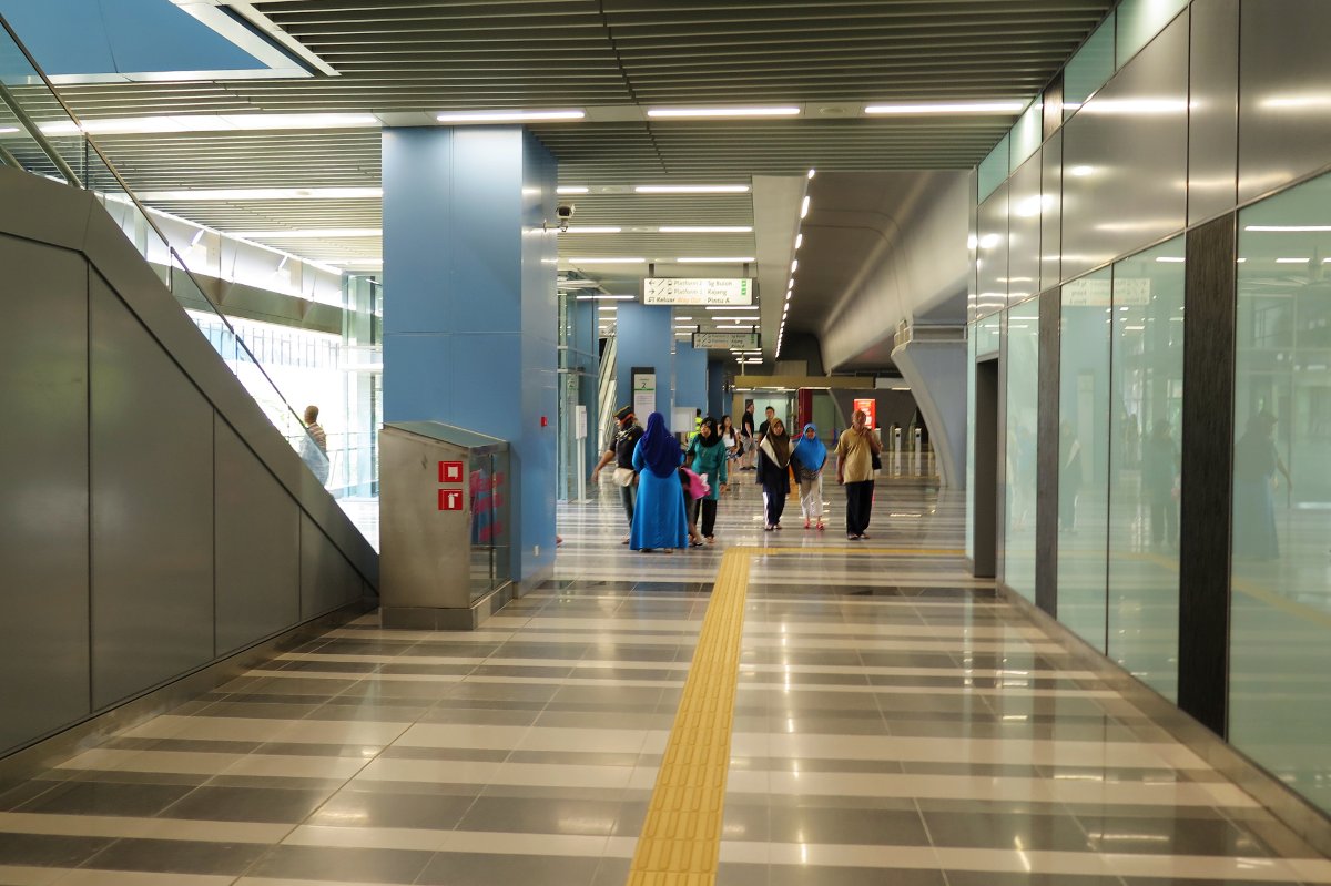 mrt bandar utama parking