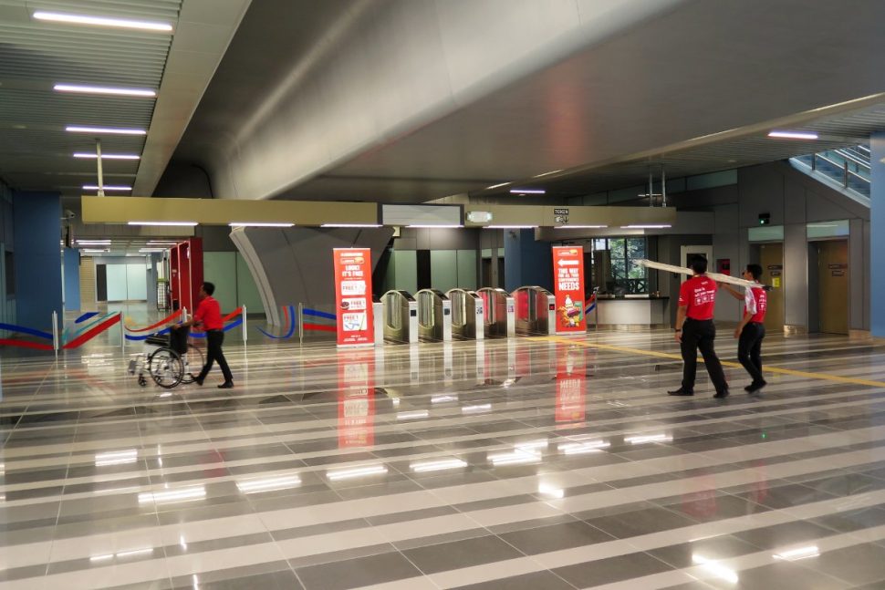 Access gates on the concourse level of Bandar Utama station