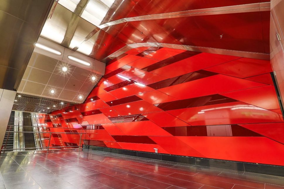 Dynamic Theme, chosen to represent the dynamic and exciting elements of the country’s top central business district, is reflected with different tones of red on the walls in the interior of the station that suggest movements.