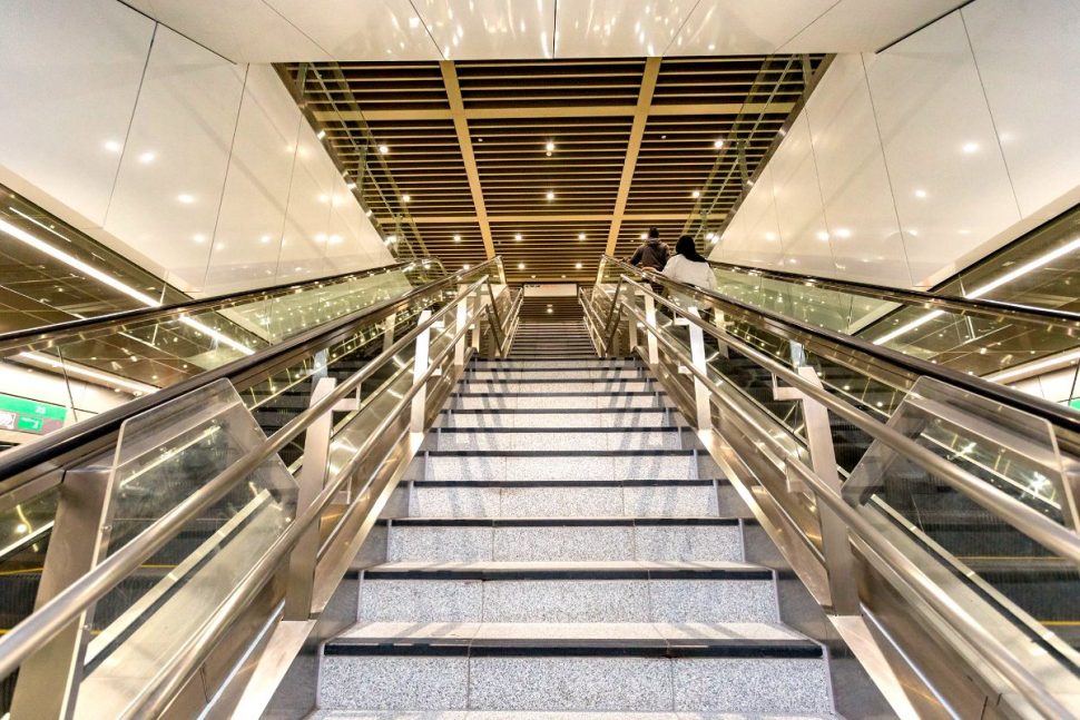Escalator and stair access to the boarding platforms