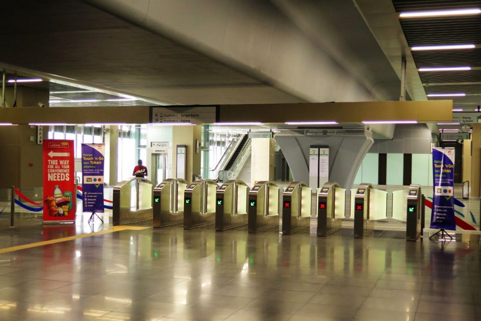 Access gates at concourse level