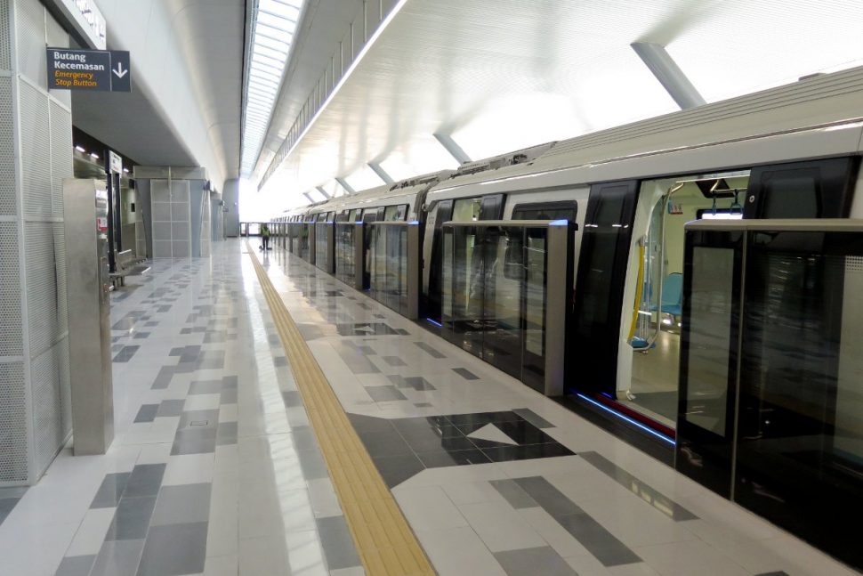 An MRT waiting at platform 2 of Kwasa Damansara station