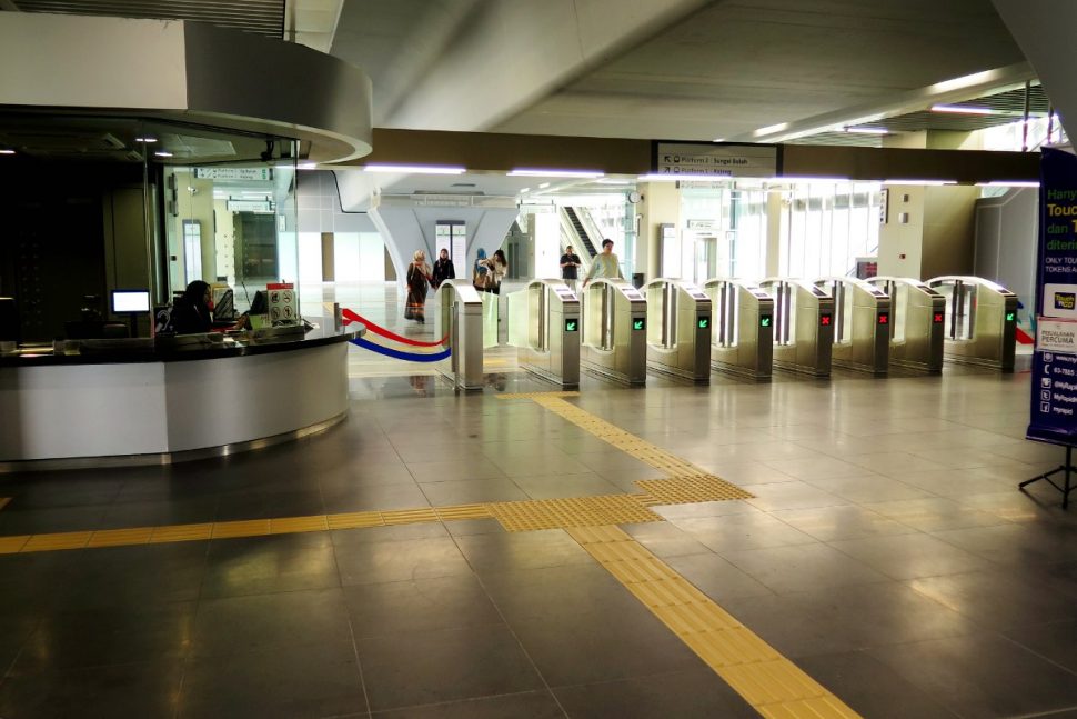 Access gates and customer service office on concourse level