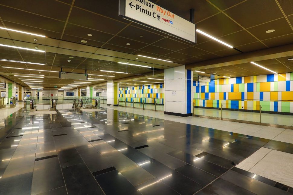 Concourse level of Maluri station