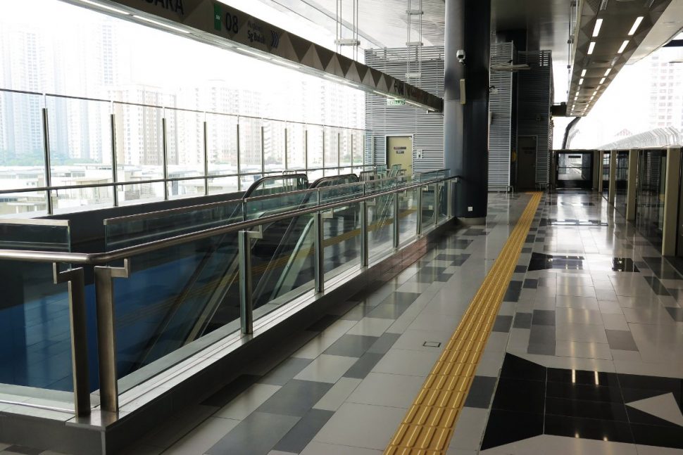 Escalators and stair access to concourse level