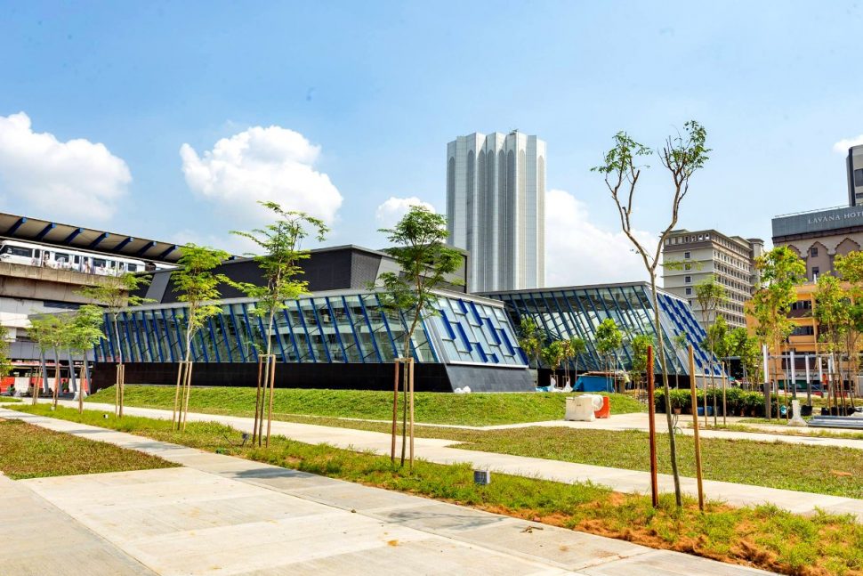 Entrance of the Pasar Seni MRT Station. The Pasar Seni LRT station is within sight.