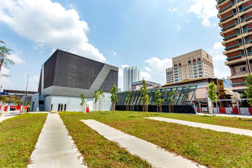 Pedestrian walkway leading to the entrance of Pasar Seni MRT Station