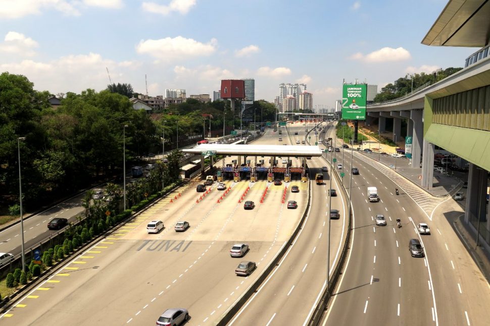 View of toll area at the Sprint Expressway from the station