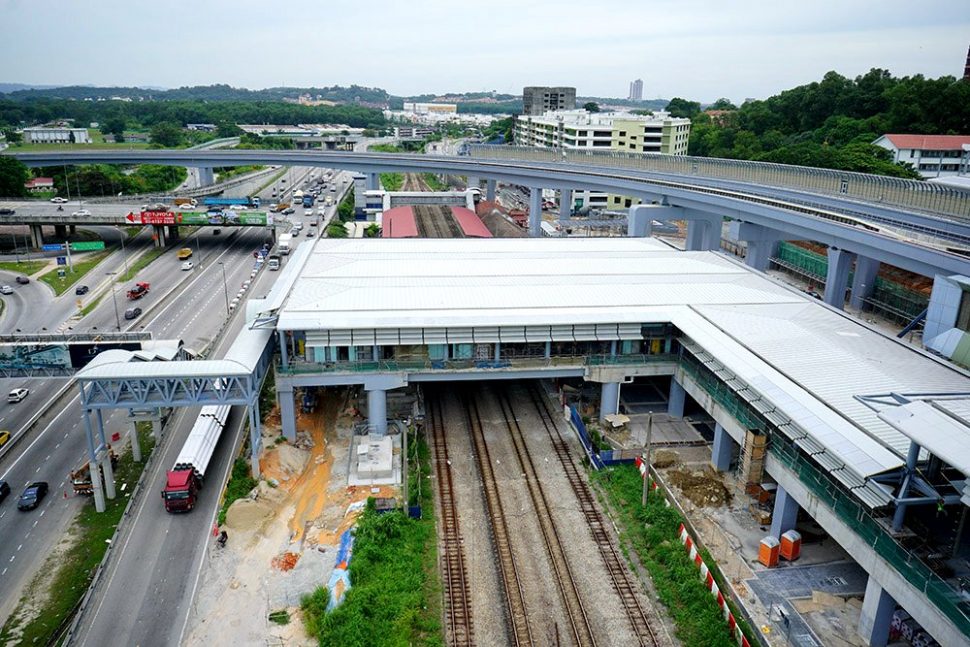 View of the completed common concourse linking both the Sungai Buloh MRT Station with the KTM Komuter Station. Jun 2016