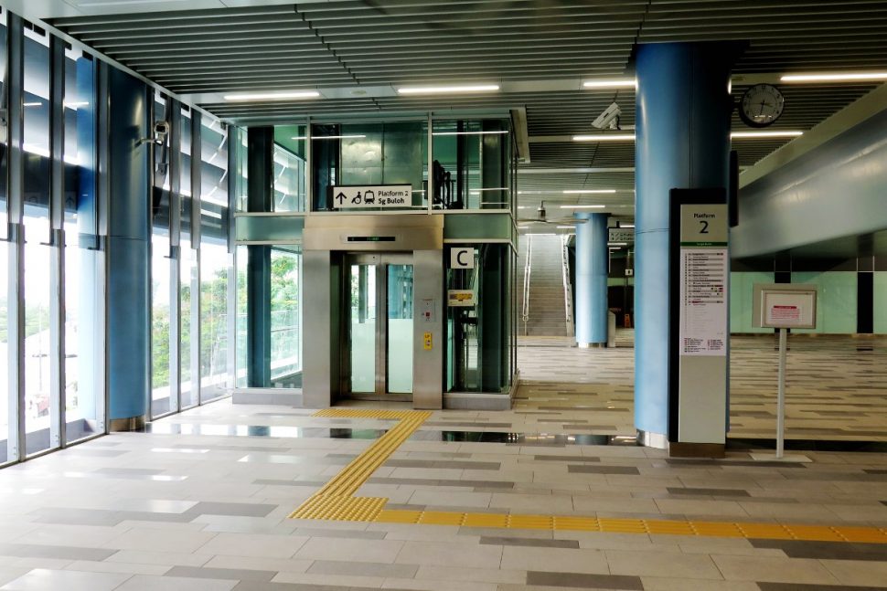 Lift for level access on concourse level