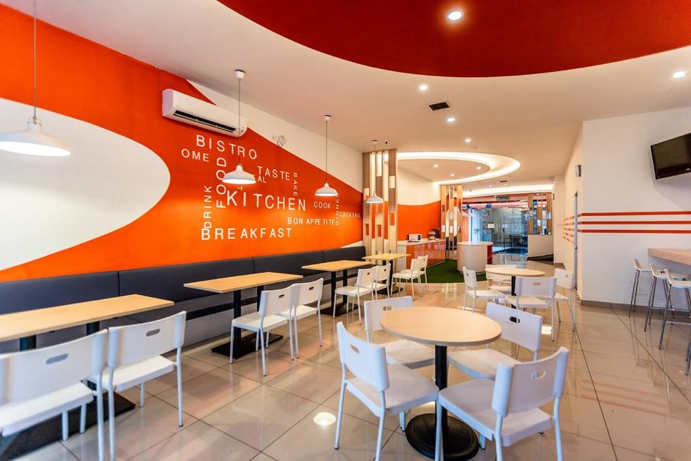 Spacious and comfortable dining area, 1 Orange Hotel KLIA & klia2