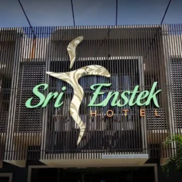 Sri Enstek Hotel: Comfort Stay with Malaysian Cultural Arts near KLIA Terminals