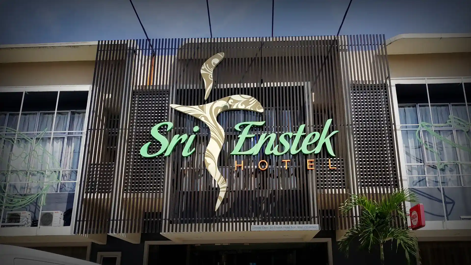 Sri Enstek Hotel: Comfort Stay with Malaysian Cultural Arts near KLIA Terminals