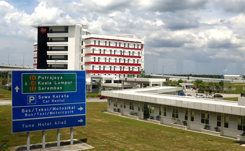 Covered walkway from klia2 terminal to Tune Hotel