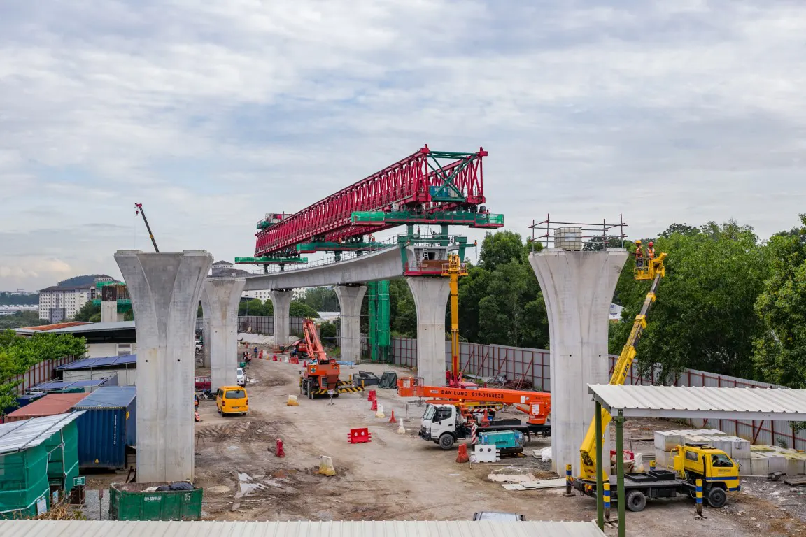 Launching of Segmental Box Girder in progress at the Putrajaya Sentral MRT Station site.