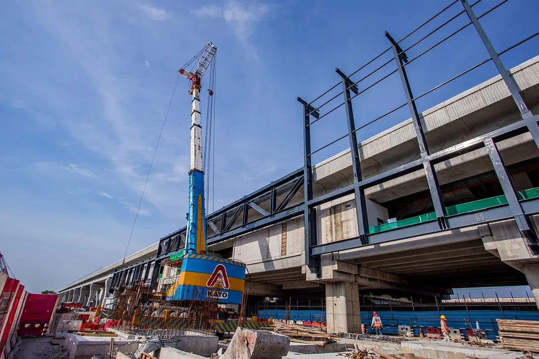 Ground view of the Putrajaya Sentral MRT Station site showing the installation of roof truss in progress.
