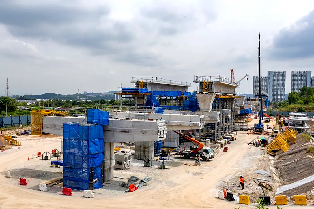 Segmental box girder and t-beam launching for the concourse level of the 16 Sierra MRT Station site.