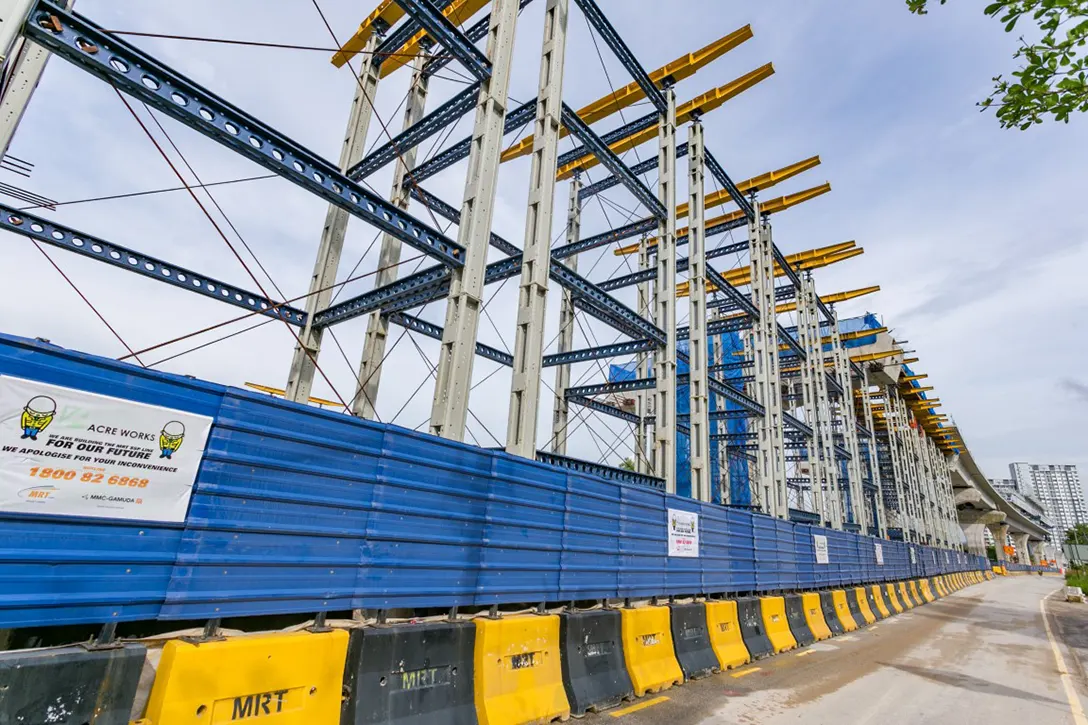 Preparation for Segmental Box Girder launching using the trestle method at the 16 Sierra MRT Station site.