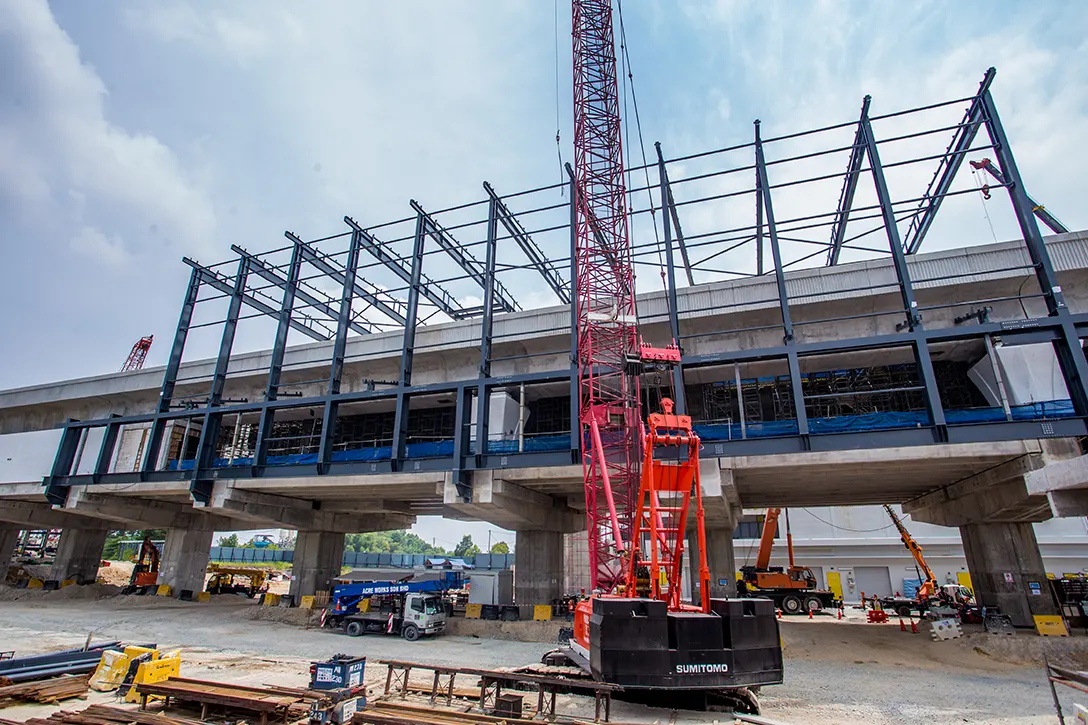View of the installation of steel structure station truss at the 16 Sierra MRT Station site.