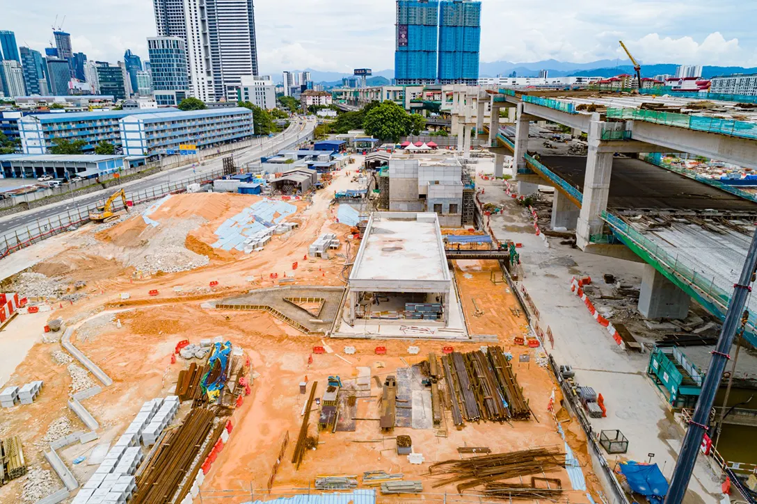 Overall view of the Chan Sow Lin MRT Station site and construction of covered walkway.