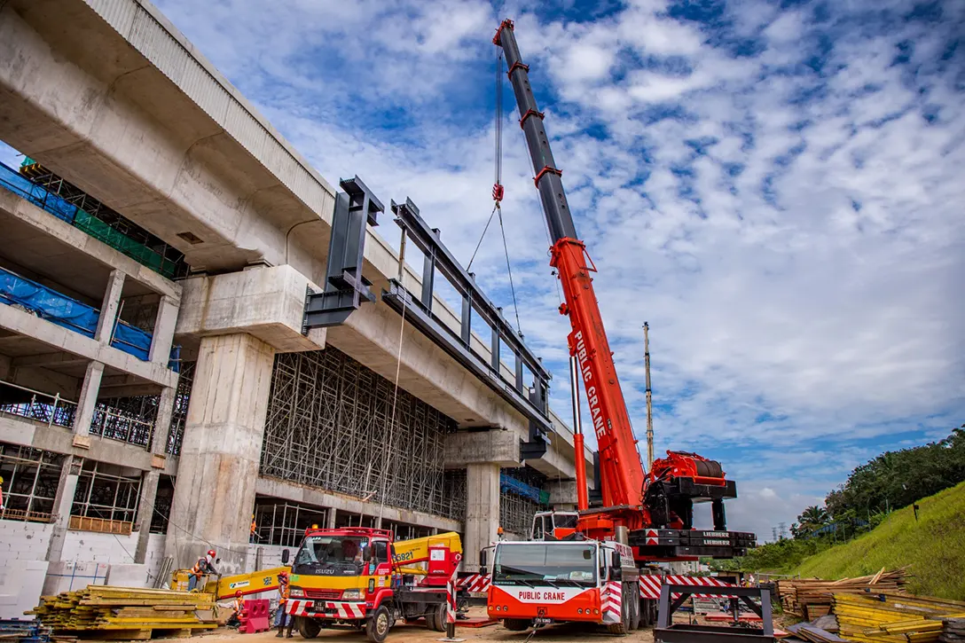 Corbel and main roof truss installation in progress at the Cyberjaya Utara MRT Station site