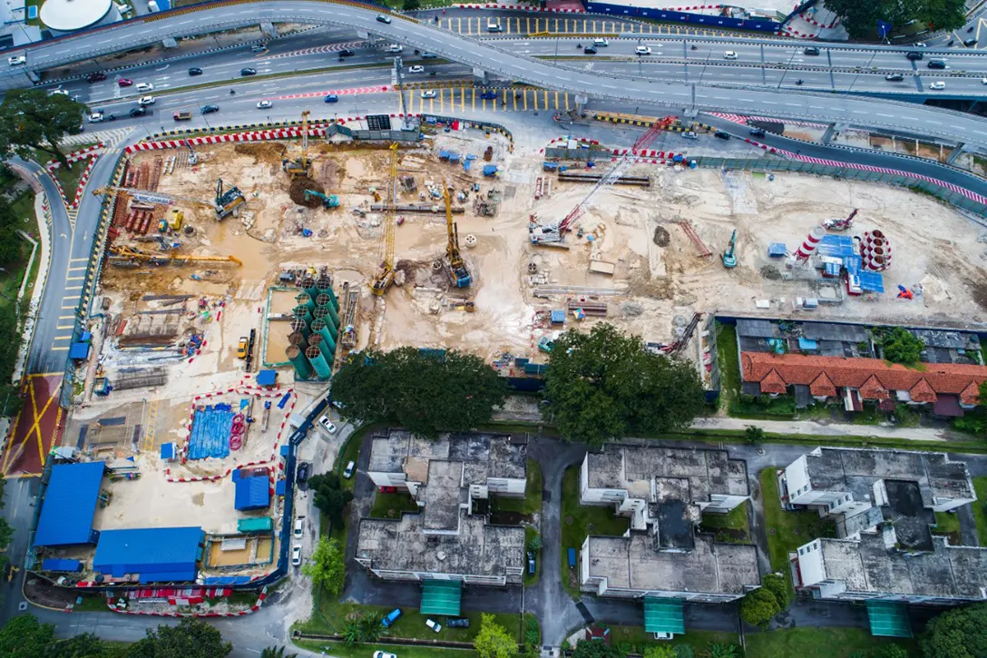 Bird’s-eye view of the Hospital Kuala Lumpur MRT Station site with diaphragm wall construction works and wet soil mixing activities.