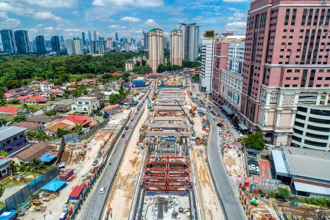 Aerial view of the Jalan Ipoh MRT Station site showing the strutting works and base slab rebar and concreting works. Also seen is T-beam launched and reinforcement works for concourse slab as well as escalator pit and ongoing works for concreting of platform slab below.