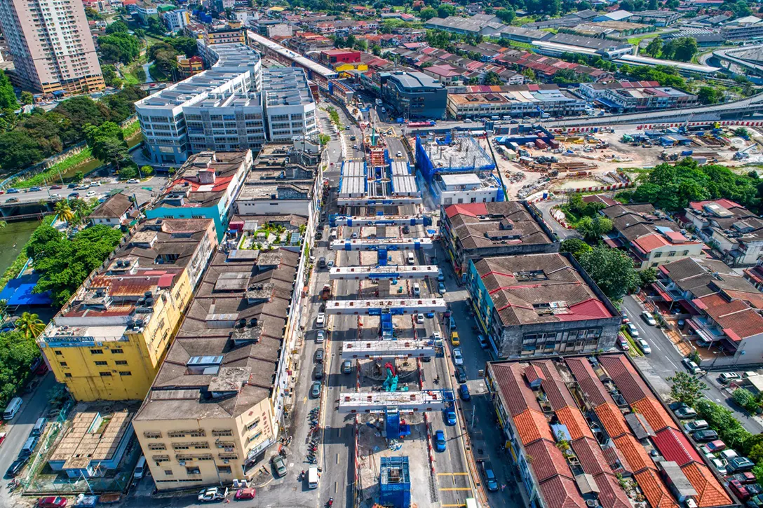 Aerial view of the final stage of cross head launching works at the Kentonmen MRT Station site.