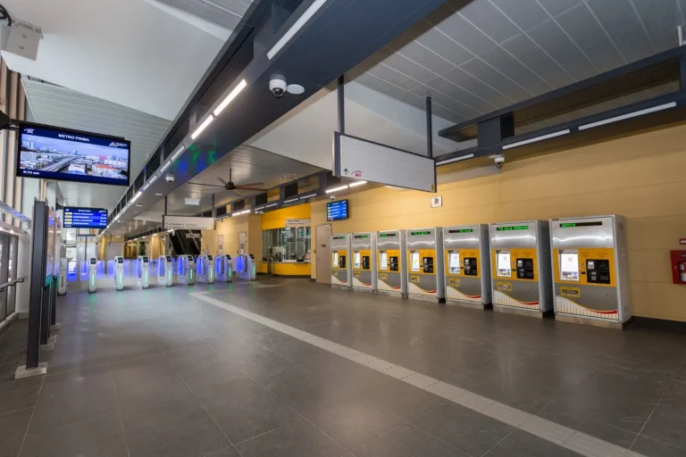 View of the concourse level at Metro Prima Station