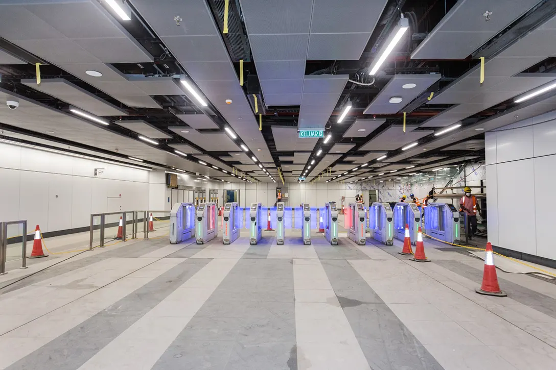 Installation of fare gate accessories at the Persiaran KLCC MRT Station concourse level.