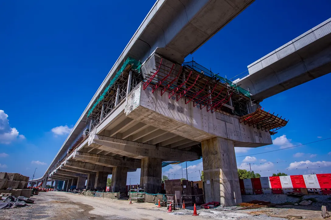 Station works and intermediate slab works in progress at the Putra Permai MRT Station.