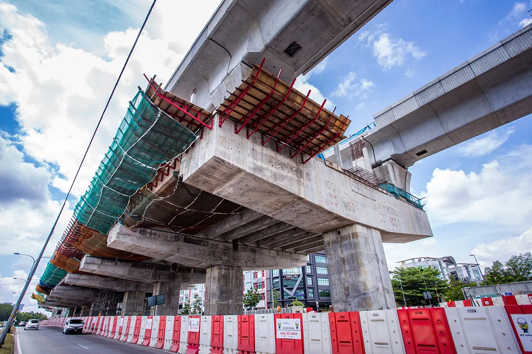 Ongoing intermediate slab works at the Putra Permai MRT Station.