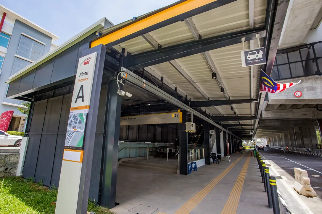 Covered walkway and drop-off and pick-up passengers area for bus and taxi are completed at the Putra Permai MRT Station.